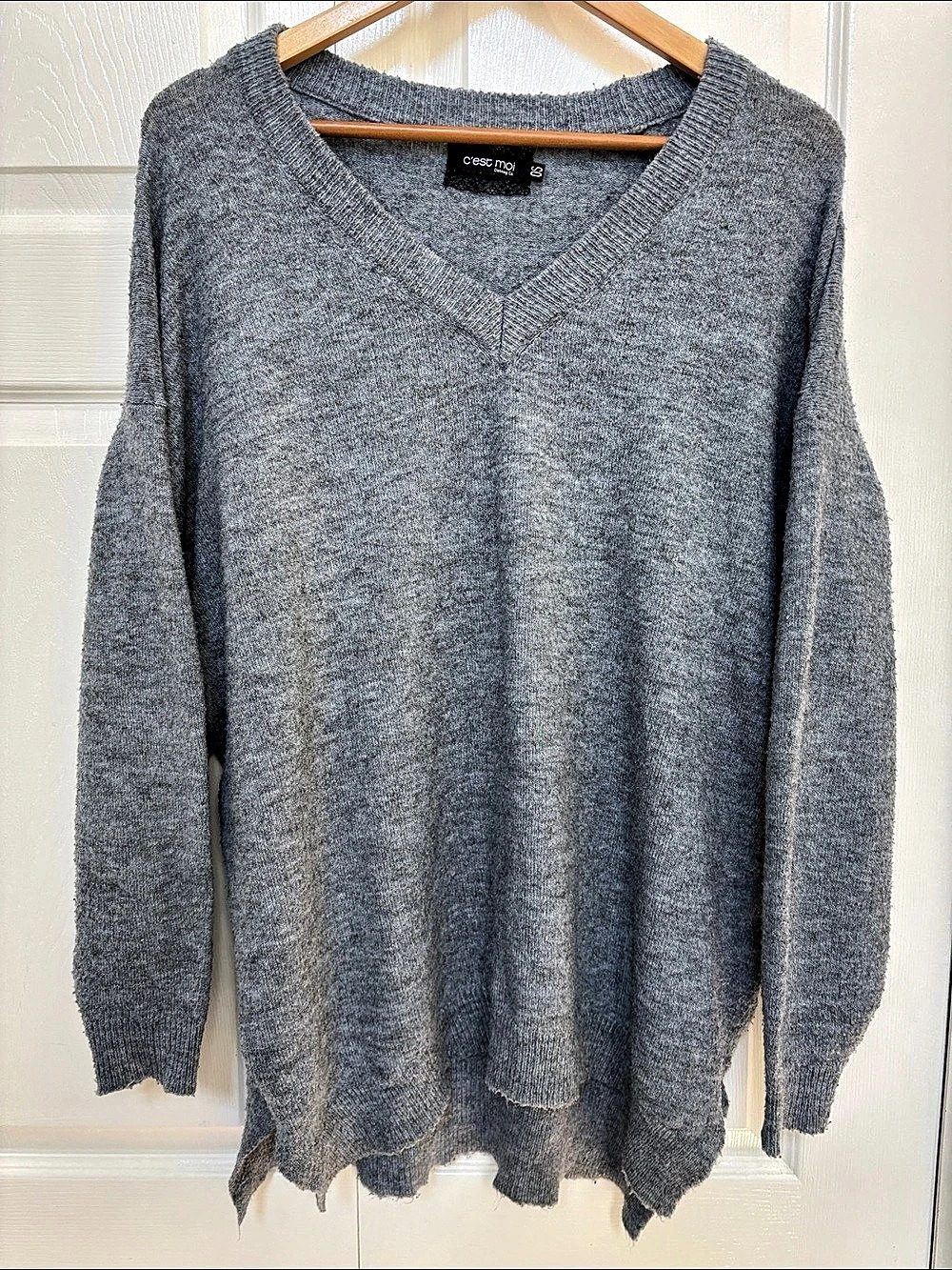 C'est Moi Gray V-Neck Sweater Size OS